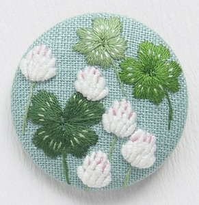 380.exit_deguchi ハンドメイド　白詰草　シロツメクサ　手刺繍ブローチ　プレゼント　和装帯留め　アクセサリー　バッグや帽子にも