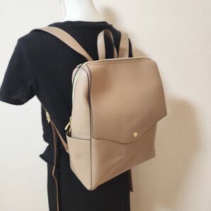【美品】レガートラルゴ かるいかばん リュック ベージュ 軽量 カバン 旅行
