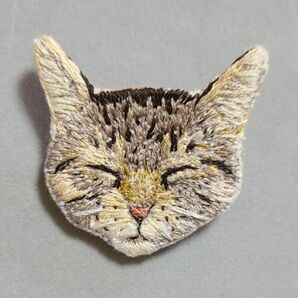 キジトラ　猫　刺繍　バッチ　ハンドメイド