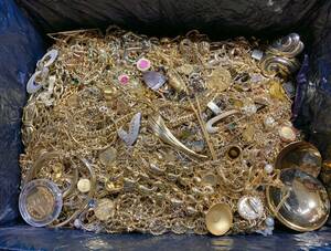 ゴールドカラー アクセサリー 23.6kg 大量 ネックレス ブローチ 指輪 イヤリング ブレス ペンダント コイン 金メッキ製品 まとめ セット