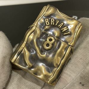 限定品 新品 ZIPPO コービー・ブライアント 24・8 ロサンゼルス・レイカーズ ジッポー オイルライター 重量感 真鍮製 ゴールド 未使用の画像3