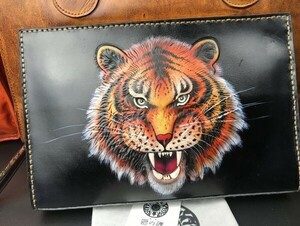Art hand Auction Hand-dyed 2WAY Tiger Tiger Money Luck Engraving Carving Men’s Bag Italian Leather Genuine Leather Second Bag Hand-sewn Handmade Long Wallet Shoulder Bag, fashion, mens bags, second bag