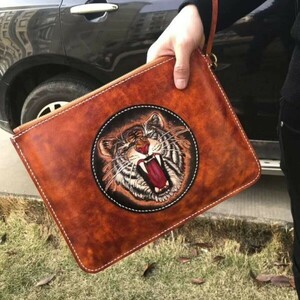 Art hand Auction New Tiger Carving Carving Men's Bag Tochigi Leather Genuine Leather Second Bag Hand Sewn Handmade Retractable Round Zipper Long Wallet JB-003, fashion, mens bags, second bag