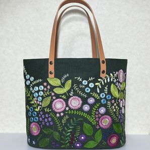 手刺しゅう トートバッグ ハンドメイド 花柄 お花の刺しゅうの画像1