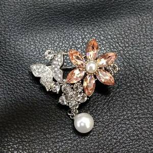 【美品】詳細不明 デザイン シルバーブローチ パール 蝶 花【アクセサリー ジュエリー 真珠 宝石 豪華 お洒落 レディース オシャレ】1