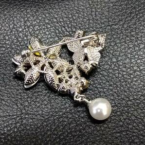 【美品】詳細不明 デザイン シルバーブローチ パール 蝶 花【アクセサリー ジュエリー 真珠 宝石 豪華 お洒落 レディース オシャレ】1の画像2