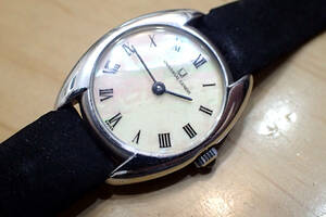 希少/時計店在庫 ◆ユニバーサルジュネーブ ◆ トノーケース/マザーオブパール シェル文字盤 手巻き腕時計