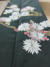 1円 良品 正絹 着物 訪問着 錦紗縮緬 式典 和装 アンティーク 刺繍 深緑 菊 流水 高級 袷 身丈143cm 裄64cm【夢職】★★★_画像4