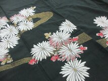 1円 良品 正絹 着物 訪問着 錦紗縮緬 式典 和装 アンティーク 刺繍 深緑 菊 流水 高級 袷 身丈143cm 裄64cm【夢職】★★★_画像8