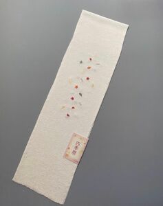 ★新品 半襟 刺繍半衿 半衿 正絹 薄いクリーム色 秋の柄 ちりめん生地 