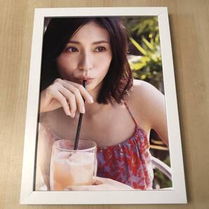 kj ★額装品 ★ 本仮屋ユイカ グラビア セクシー B5サイズ額入り ポスター風デザイン 貴重写真 サマードレス 水着 ドリンク