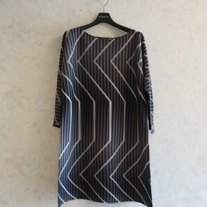 新品同様★イッセイミヤケ ISSEY MIYAKE★ギザギザ柄グラデーションプリーツ ワンピース size 2 ★PLEATS PLEASEの画像8