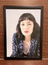 額装品★板谷由夏①グラビアで見せた妖艶さとぱっつん前髪、★当時印刷物★A4サイズ★額入り★ハケンの品格★NEWS ZERO送料込み_画像2