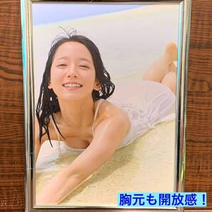 額装品★吉岡里帆③グラビア★常夏の島で胸元まで開放感??里帆ちゃんショット★当時印刷物★A4サイズ★額入り★カルテット★送料込み