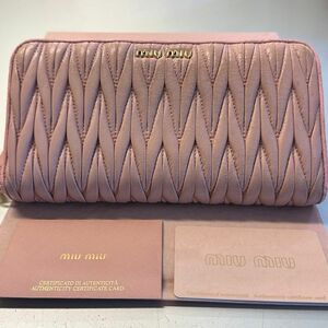 未使用に近い！ ミュウミュウ miumiu 財布 長財布 マトラッセ ラウンドファスナー