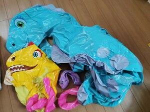 INTEX dinosaur shower . dinosaur float. set home. pool playing bath also 