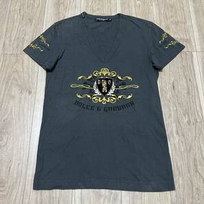 ★送料360円★DOLCE&GABBANA ドルチェアンドガッバーナ 半袖 Tシャツ 刺繍エンブレム Vネック チャコール サイズ46 ドルガバ メンズ R-5831の画像1