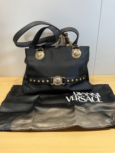 【IT4YZRZZ64C5】Giovanni Versace ジャンニ ヴェルサーチ 太陽 メダル ナイロン×レザー トートバッグ