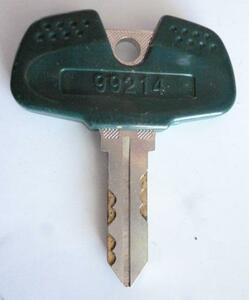 △△ 99214/緑色　アルゼ系　メーカー純正のドアキーです。(中古品)　対応シリンダーにご注意ください。 鍵 カギ かぎ