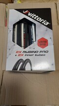 ビットリアRUBINO PRO 700×25Cタイヤ2本(ブラック/ホワイト)と、インナーチューブ2本セット、箱入り未使用新品_画像1