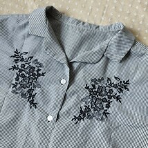 イング INGNI 白×黒 チェック 可愛い 刺繍 シャツ ブラウス 半袖 M ゆったり身幅55 洗濯機洗い サラサラ素材 夏に涼●ネコポス 送料無料_画像2