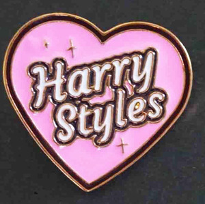 《DX萌桃ハートHS》■激渋ハリー・スタイルズ　Harry Styles イギリス ミュージック 音楽 楽器 仲間 ■ピンク ハート■ ピンバッジ バッチ