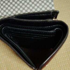 新品未使用フルラ三つ折財布黒、今だけ値下げ！