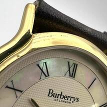 バーバリー BURBERRY クォーツ腕時計 QZ ラウンド型 シェル文字盤 アイボリー文字盤 革ベルト 動作品 現状品_画像4