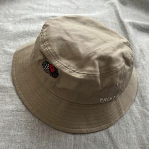 FRUIT OF THE LOOM LOGO EMB BUCKET HAT フルーツオブザルーム 帽子 バケットハット ベージュ