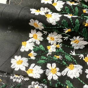 刺繍・シーチング綿、幅130ｃｍ×５０ｃｍ・黒地.菊花の画像3