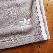 【新品】adidas Originals ショートパンツ Mサイズ グレー ハーフパンツ アディダス フレンチテリー 3ストライプ ショーツ_画像3