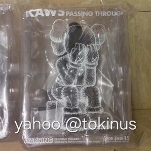 【新品未開封】KAWS PASSING THROUGH (Open Edition) Brown/Grey/Black MEDICOM TOY カウズ 3色セット メディコムトイ NIGOの画像4