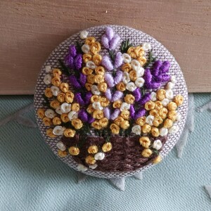 ハンドメイド刺繍ブローチ　花籠