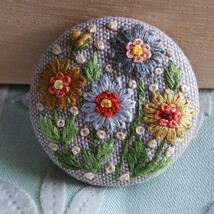 ハンドメイド刺繍ブローチ　お花_画像1