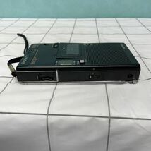 840/ 現状品 破損有 SONY ソニー M-301 AM/FM マイクロカセットレコーダー ラジオ カセットテープ 通電のみ確認_画像4