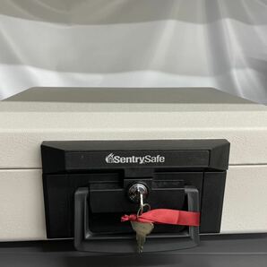 Sentry Safe 金庫 持ち運び可能 コンパクト ホワイト 鍵付き 安全 防犯の画像1