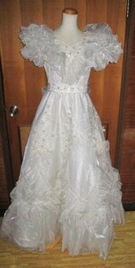 [中古]ロイヤルメグ フラワーモチーフ、ラインストーン付きウェディングドレス (サイズ11号) パニエ一体型 