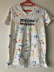 ペイント風ロゴTシャツ　vネックTシャツ