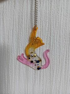 ネコちゃんキーホルダー　オレンジピンクラメ入り　ハンドメイド