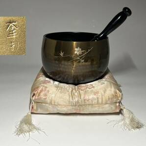 【瑞】本手打 銅製 おりん りん棒 布団付 最大幅：約１９ｃｍ 重さ：約９２２ｇ  仏教美術の画像1