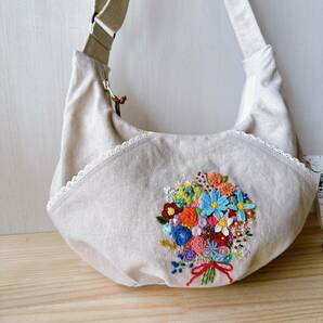 ハンドメイド☆☆生成リネン・ポケットに花束風の手刺繍・小ぶりな楕円底のショルダーバッグの画像7