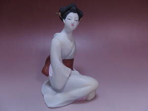 ②.. керамика se-e- керамика FINE PORCELAIN SEIYI JAPAN веер "uchiwa" .. красавица в кимоно sake бутылка украшение 