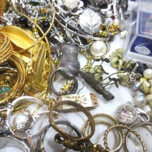◆1円◆アクセサリー 指輪 ネッククレス ピアス他 まとめ売り 約8.0kg/イミテーション 金 銀 真珠 色石 メッキ GOLD Silver パールの画像9