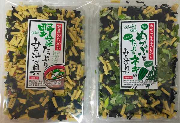 「めかぶとネギのみそ汁の具70g入り」と「野菜みそ汁の具95g入り」のセットです。