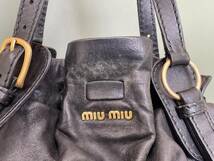 ☆300 miumiu サイドリボン トートバッグ 巾着 ブラック 型崩れ 金具汚れ 匂いあり_画像2