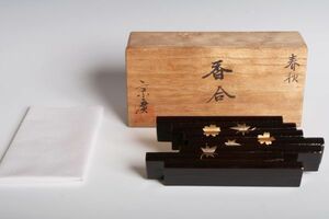 8556 塗師 道場宗廣 春秋蒔絵香合(共木箱) 香合 茶道具 真作 蒔絵 漆芸 山中塗