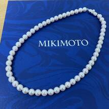 【1円スタート】極美品 MIKIMOTO ミキモト パールネックレス 真珠 Mチャーム付 大粒 7.5〜8.0mm珠 箱付き アコヤパール_画像3