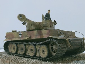 Art hand Auction タミヤ 1/35 ドイツ 重戦車タイガーⅠ初期生産型 改造 塗装済み 完成品 クリアボックス付き, プラモデル, 戦車, 軍用車両, 完成品