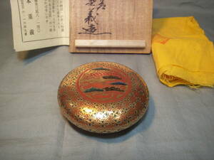  Kutani Yamamoto -ply .[ overglaze enamels gold paint pine bamboo plum fine pattern incense case ] also box also cloth .[ tea utensils the first boiler ]v genuine work deposit . hand small ..... writing 