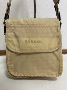 【美品】最終特割 KANGOL カンゴール ショルダーバッグ ベージュ 収納多数 旅行などに！ 使えるサイズ お洒落 激安！